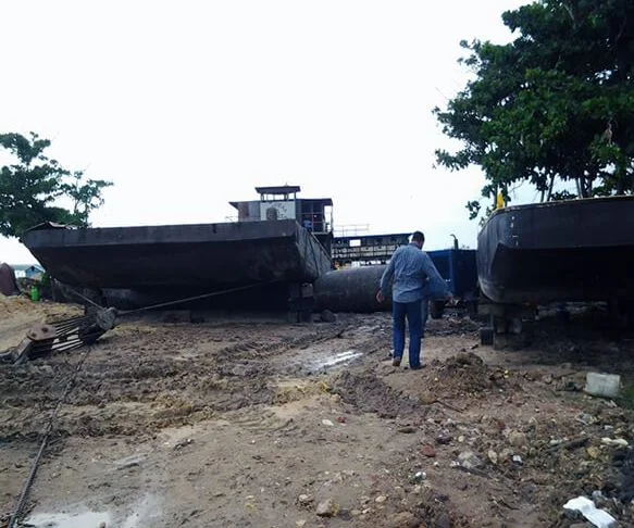 Servicio de construcción y reparación de embarcaciones