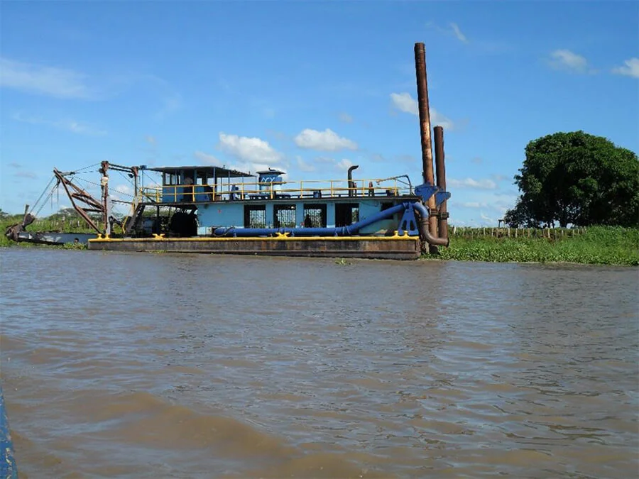 Excavación y remoción de sedimentos, lodo, arena y otros materiales.