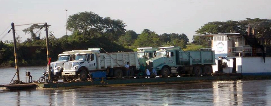 Transbordo de vehiculos por el río Magdalena